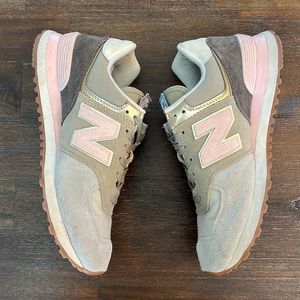 New Balance sneakers / tennis shoes